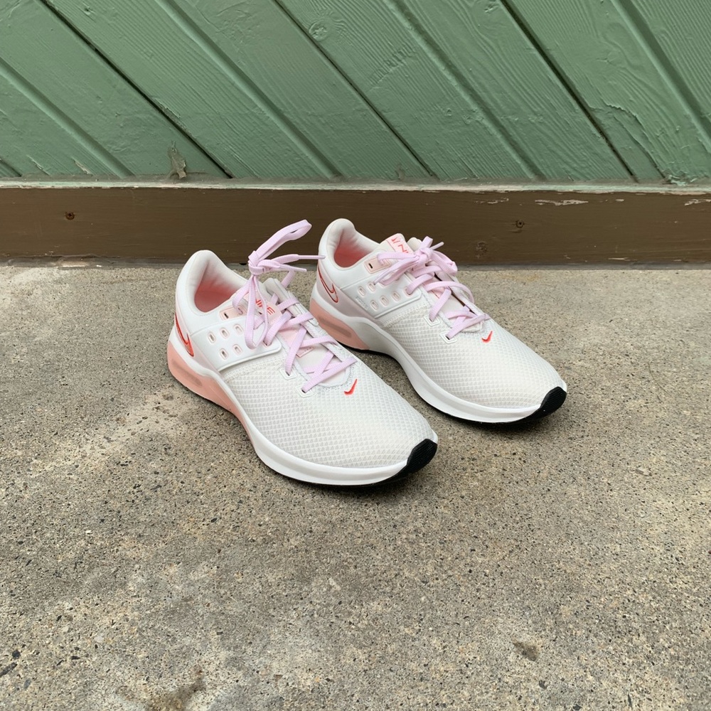 Nike Women’s Air Max Bella TR 4 Training Sneaker, size 10.
